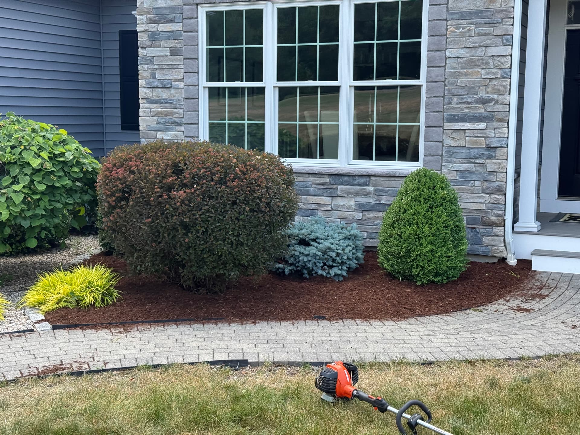 Gallery photos for Fresh Mulch and Clean Beds Make a Huge Difference: Image #6