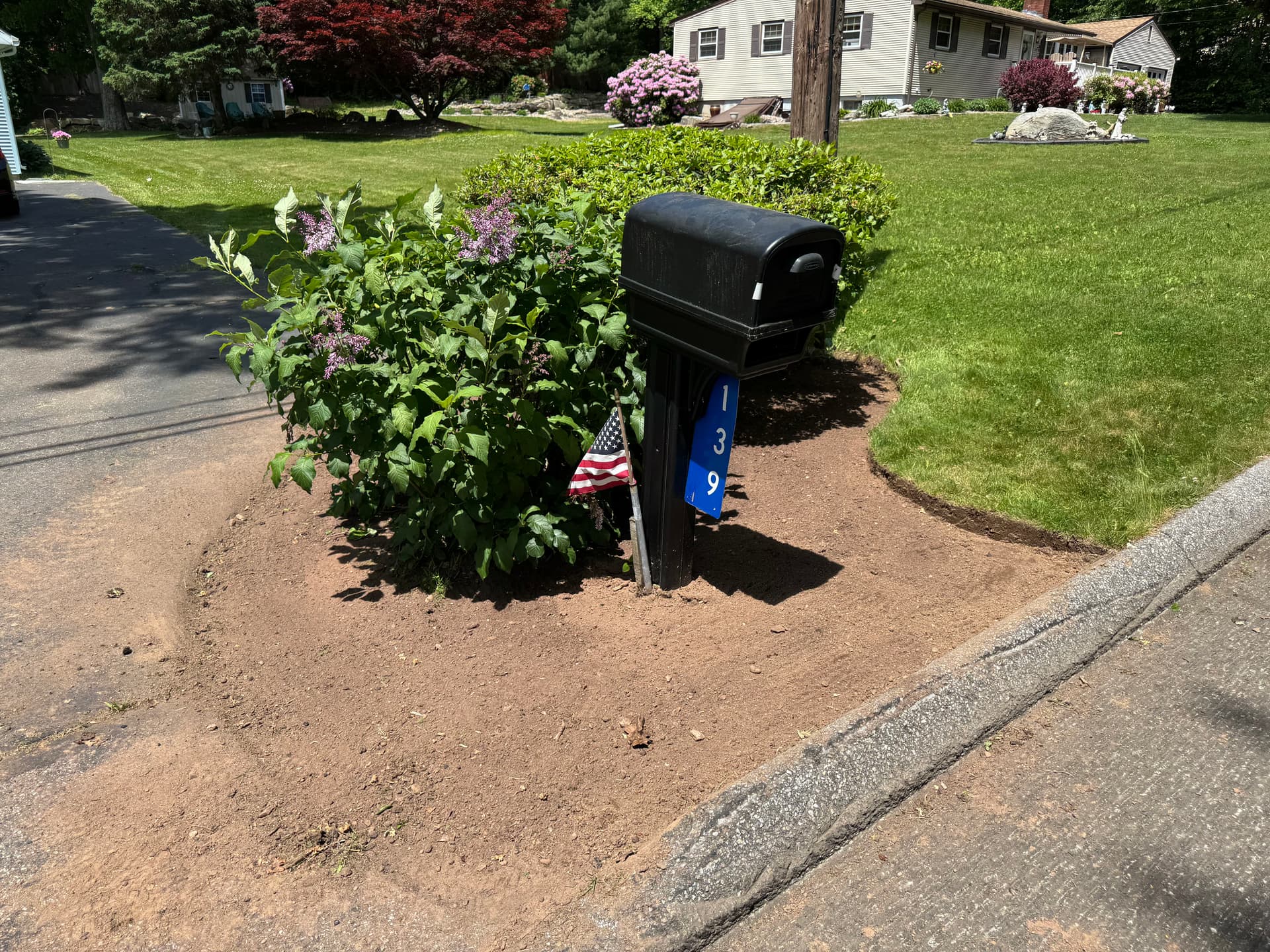 Gallery photos for Fresh Mulch and Clean Beds Make a Huge Difference: Image #2