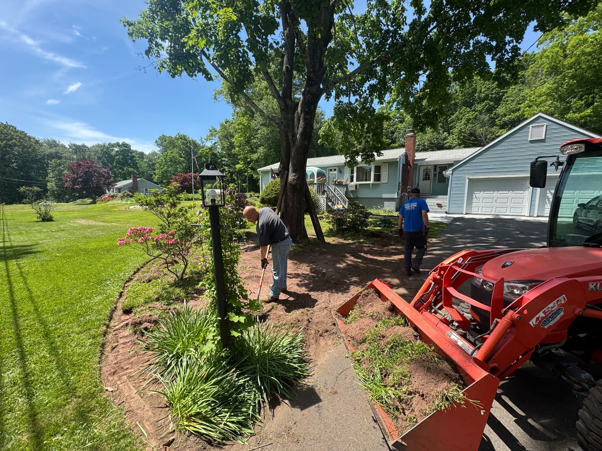 Gallery photos for Fresh Mulch and Clean Beds Make a Huge Difference: Image #1