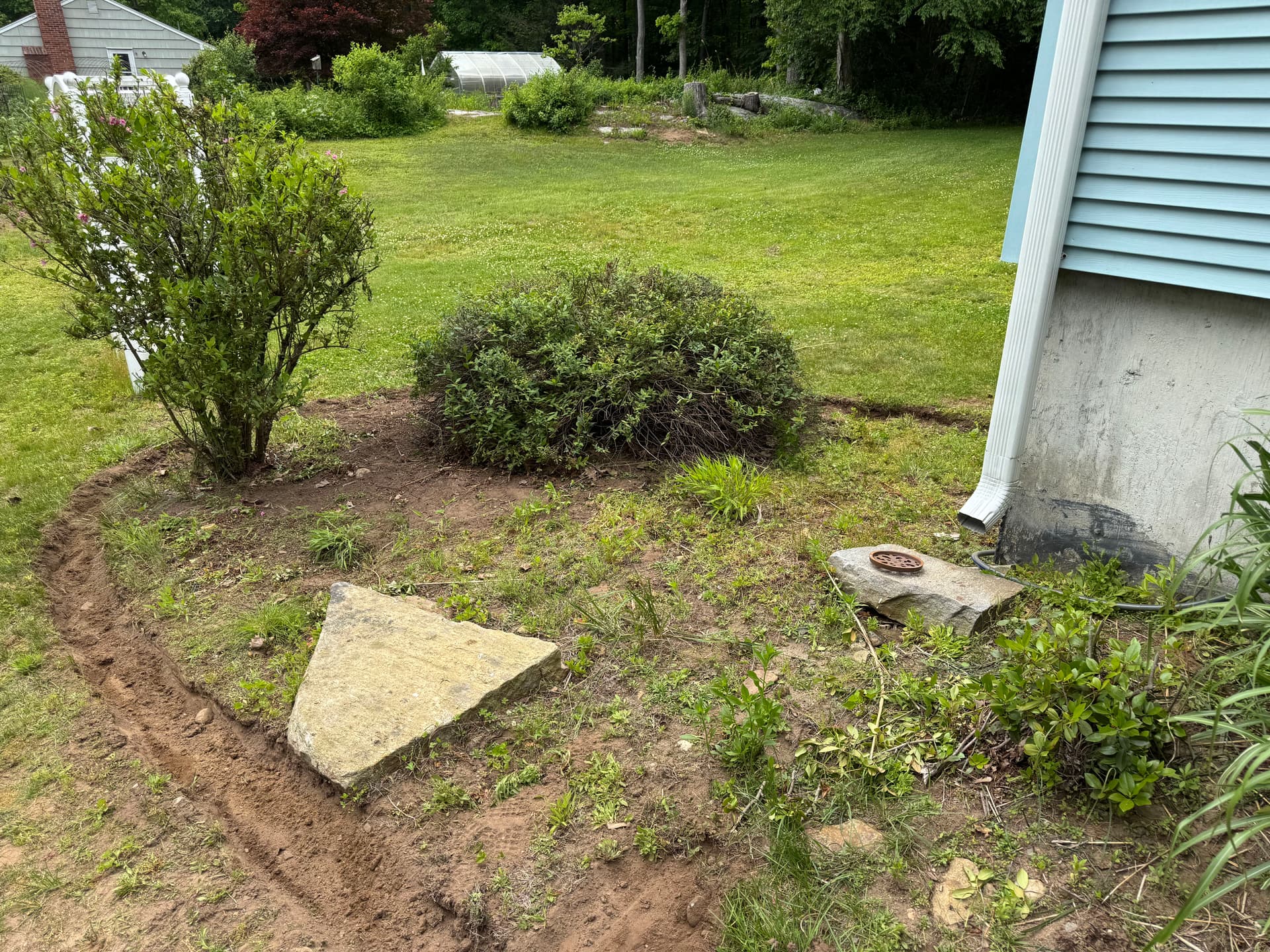 Gallery photos for Fresh Mulch and Clean Beds Make a Huge Difference: Image #4