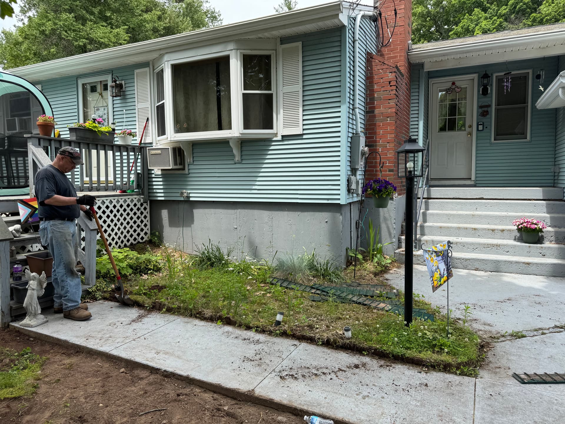 Gallery photos for Fresh Mulch and Clean Beds Make a Huge Difference: Image #3