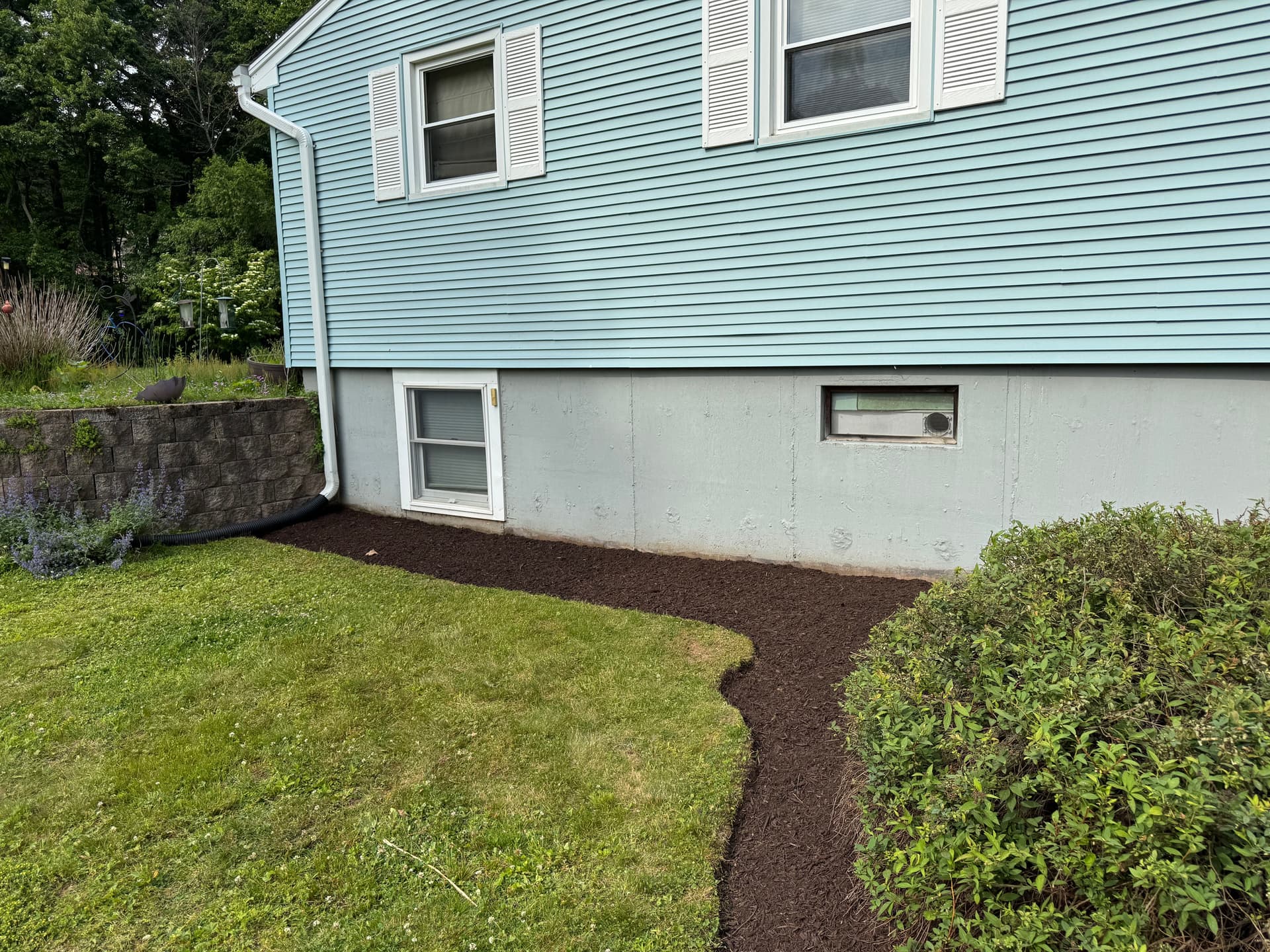 Gallery photos for Fresh Mulch and Clean Beds Make a Huge Difference: Image #9