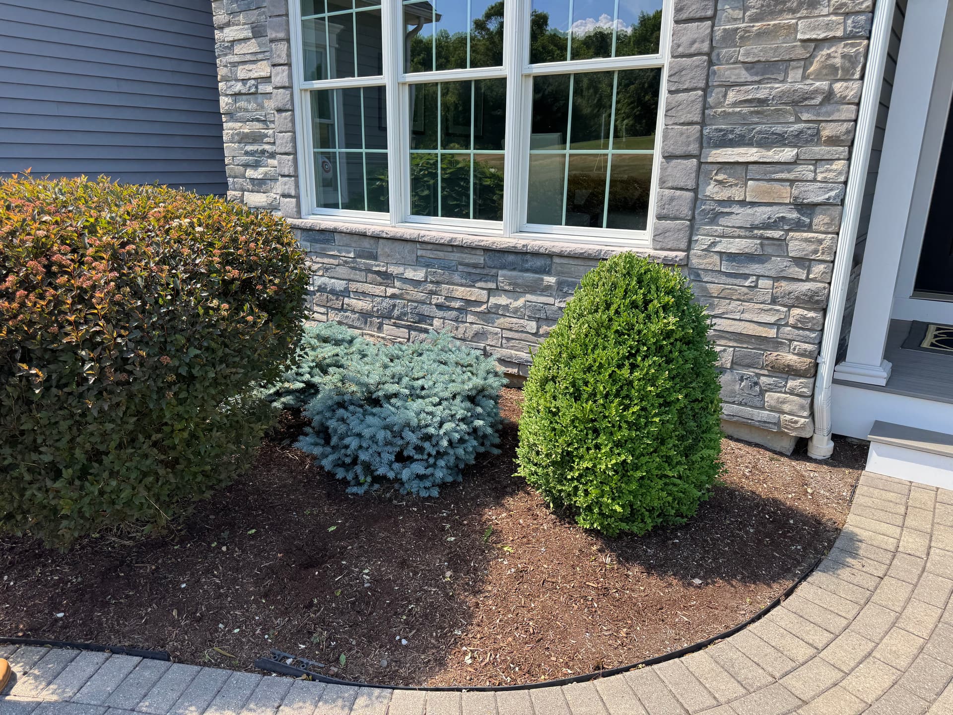 Gallery photos for Fresh Mulch and Clean Beds Make a Huge Difference: Image #3