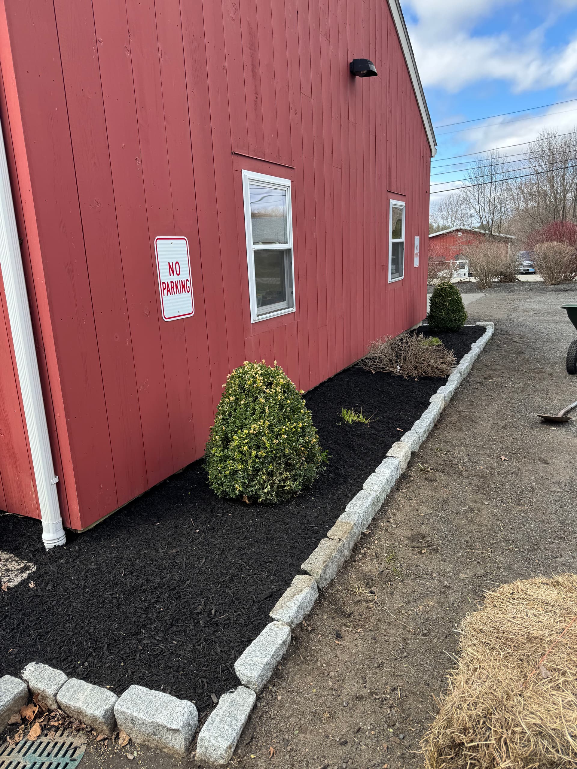 Gallery photos for Fresh Mulch and Clean Edging on a Commercial Outdoor Space: Image #3