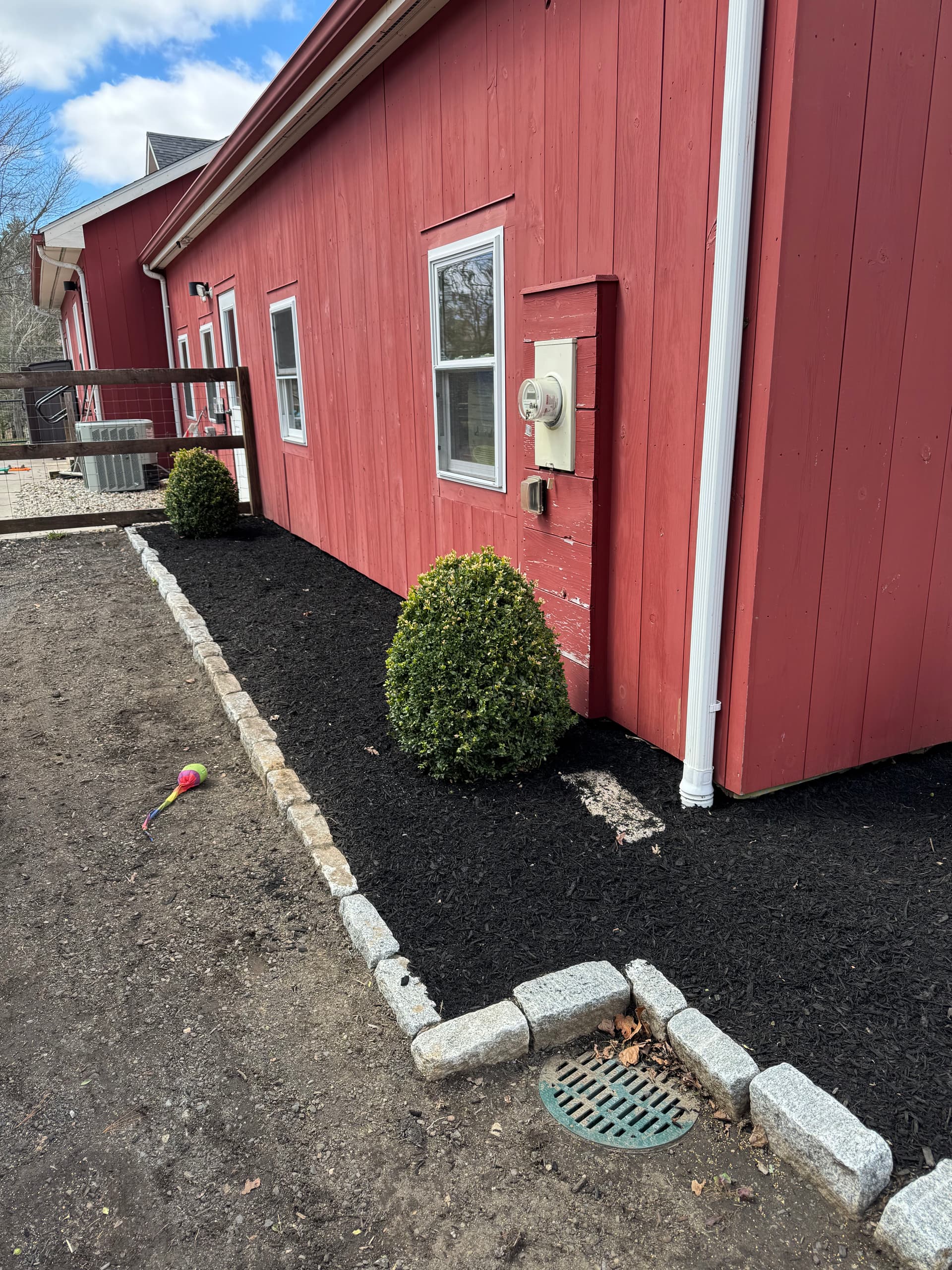 Gallery photos for Fresh Mulch and Clean Edging on a Commercial Outdoor Space: Image #2