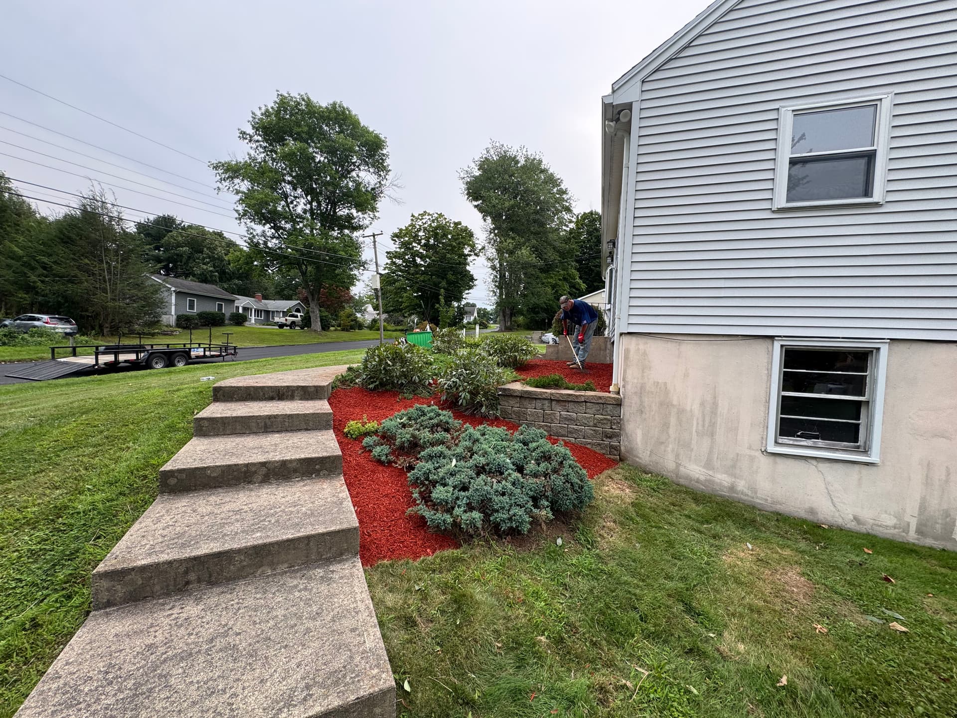 Gallery photos for Overgrown Beds Cleaned Up with Fresh Mulch and Sharp Edges: Image #5