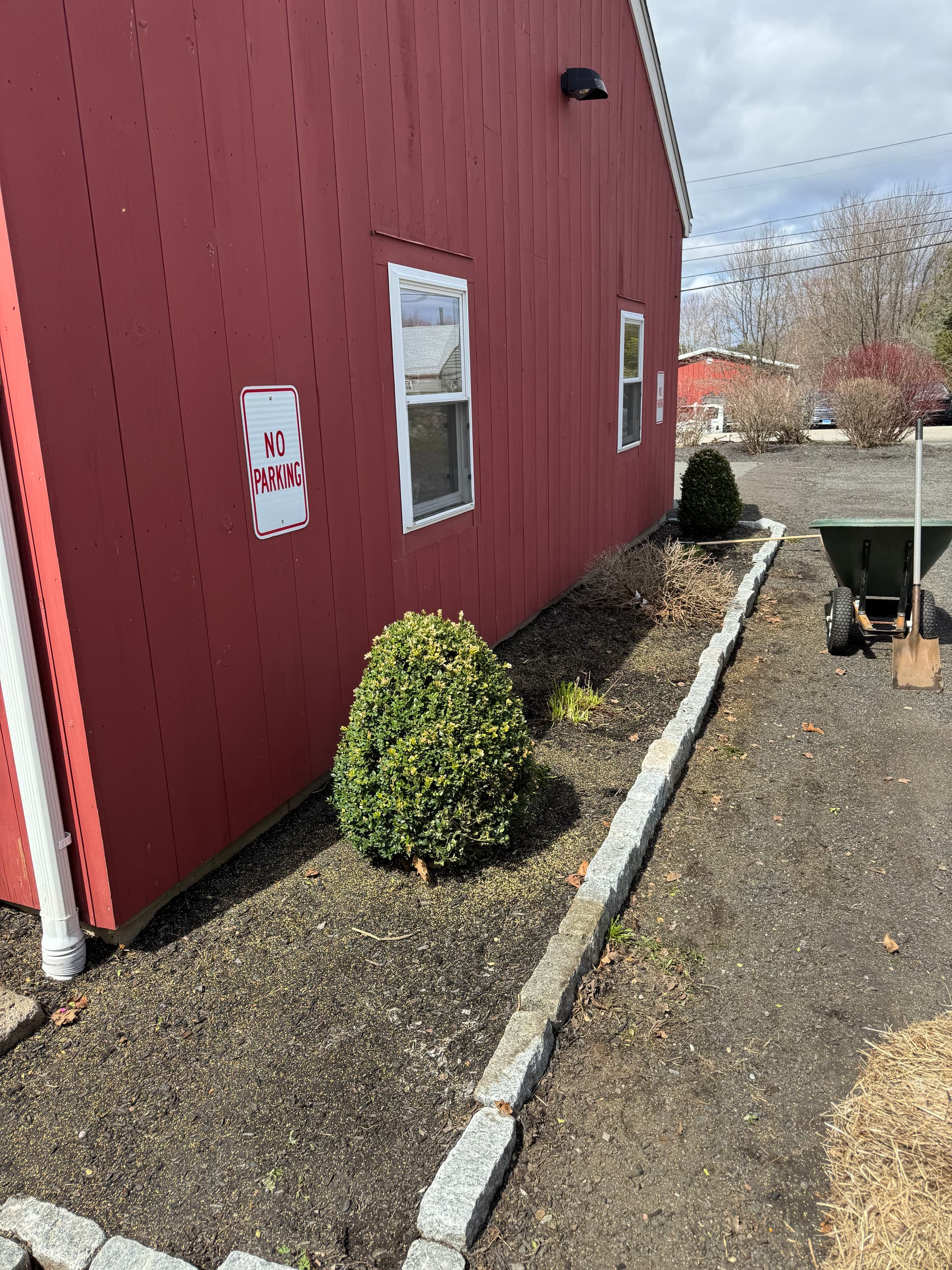 Gallery photos for Fresh Mulch and Clean Edging on a Commercial Outdoor Space: Image #1