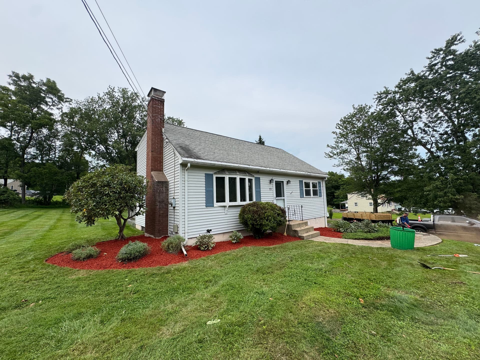 Gallery photos for Overgrown Beds Cleaned Up with Fresh Mulch and Sharp Edges: Image #4