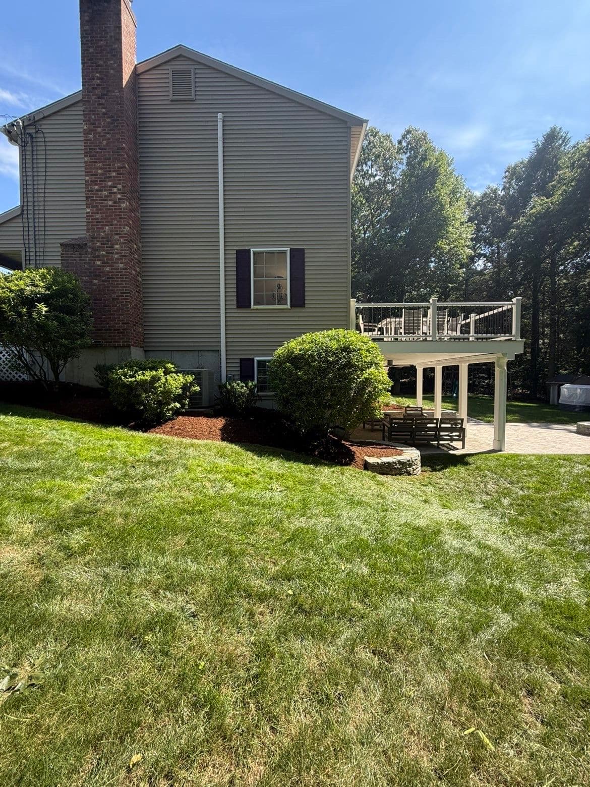 Gallery photos for Fresh Mulch and Clean Bed Edges in Tolland CT: Image #4