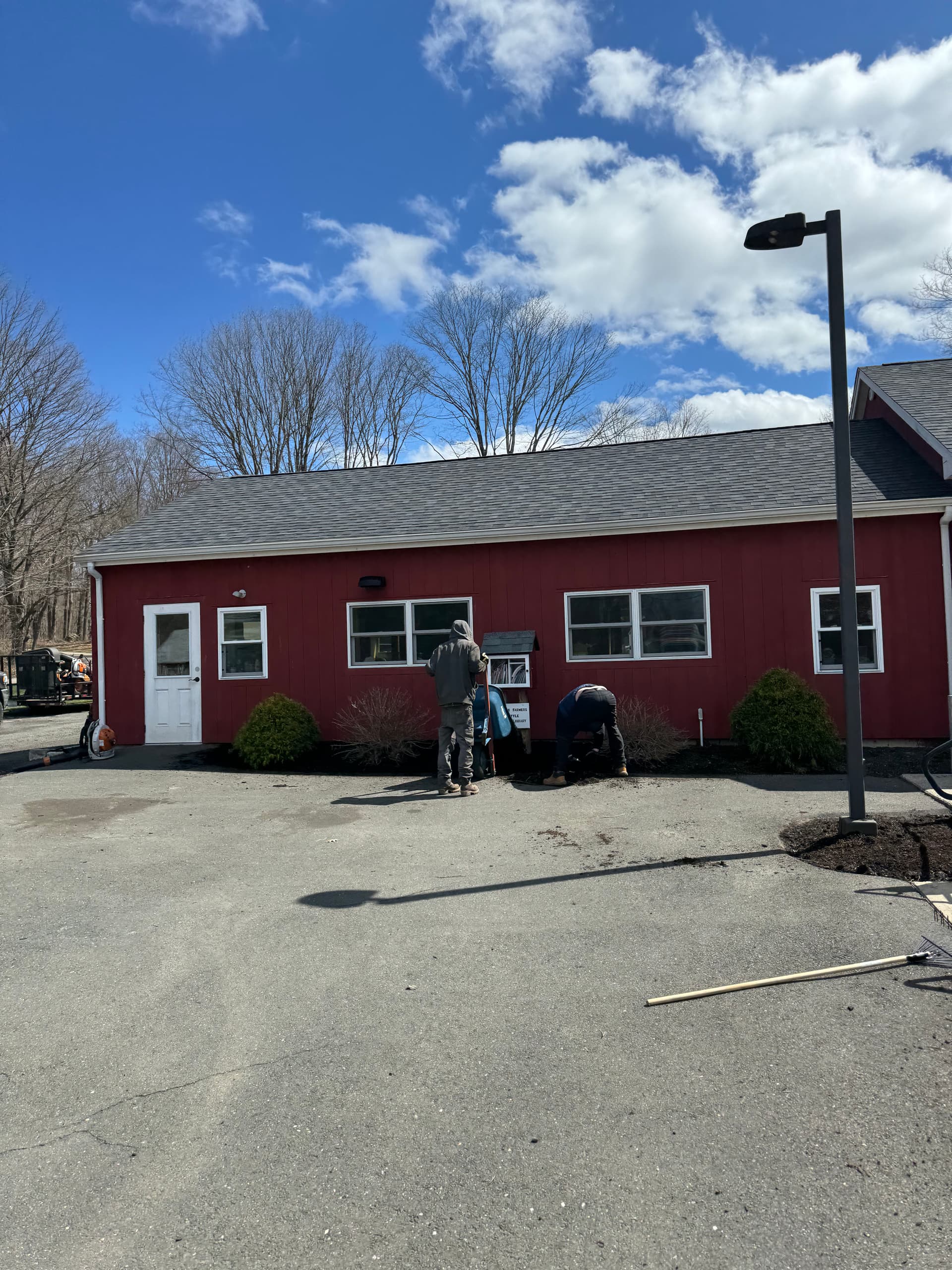 Gallery photos for Fresh Mulch and Clean Edging on a Commercial Outdoor Space: Image #5